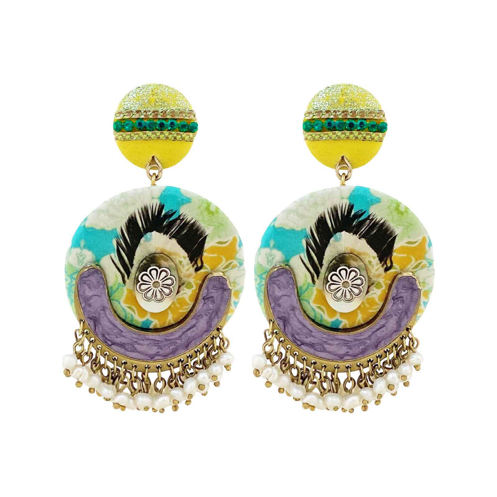 Brincos multicoloridos com mãe de pérolas e pérolas