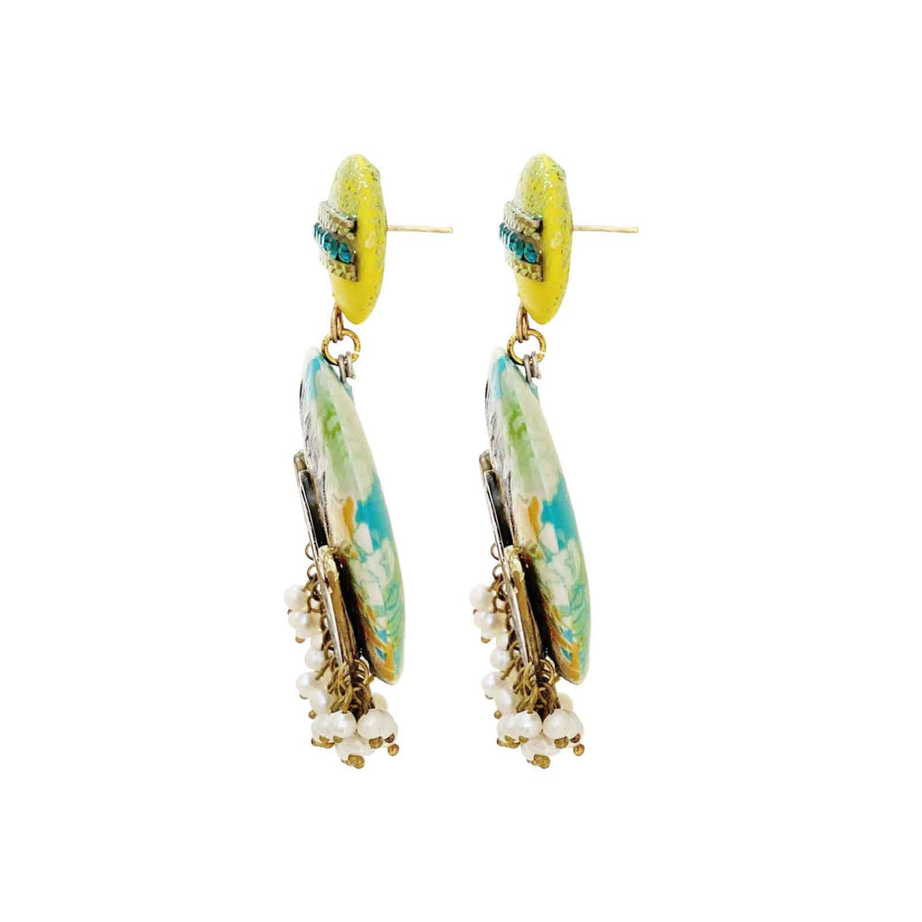 Brincos multicoloridos com mãe de pérolas e pérolas