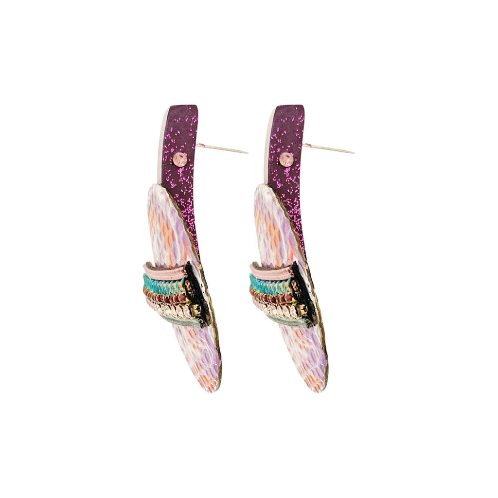 Brincos multicoloridos com cristais e correntes